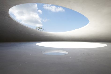 RYUE NISHIZAWA & REI NAITO, TESHIMA ART MUSEUM: "at 25 cm thick, the white concrete pod shell is devoid of any pillars or visible structural aid." Teshima Art Museum, Futuristic Cities, Ryue Nishizawa, Art Sites, Japanese Architecture, Space Architecture, Architectural Inspiration, Open Air, Open Space