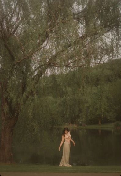 Weeping Willow Tree Photoshoot, Weeping Willow Senior Pictures, Senior Picture Ideas Whimsical, Weeping Willow Photoshoot, Picnic Senior Pictures, Willow Tree Senior Pictures, Whimsigoth Photoshoot, Poses With Trees, Ethereal Senior Pictures