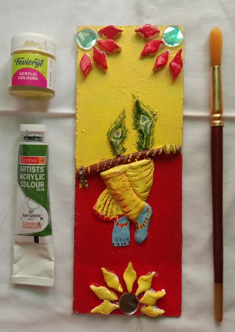 Lippan Art of Krishna's Lotus Feet ,Flute, Peacock feather Don't forget to follow me here And Subscribe my YouTube channel for Tutorials YOUTUBE :https://youtube.com/channel/UC9PlA58OWhlsahGCsngT_Sg Peacock Feather Lippan Art, Krishna Clay Art, Krishna Lippan Art, Peacock Lippan Art, Chaturthi Decoration, Terracotta Jewellery Making, Ganesh Chaturthi Decoration, Hanging Crafts, Leg Painting