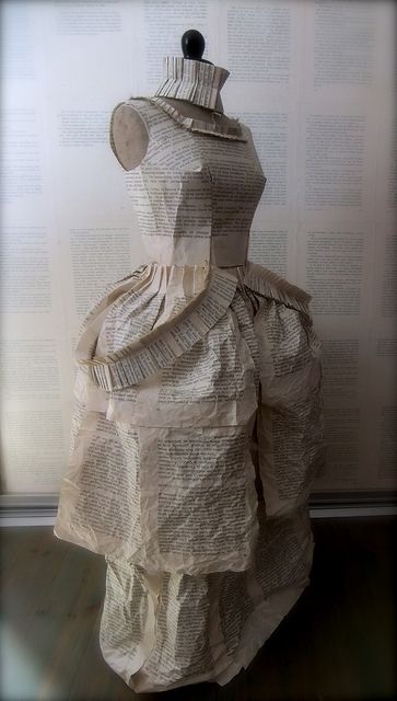 Avoir le temps de faire des choses futiles! Dress Sculpture, Paper Costume, Newspaper Dress, Costume Carnaval, Paper Clothes, Recycled Dress, Paper Fashion, Paper Dress, Book Sculpture