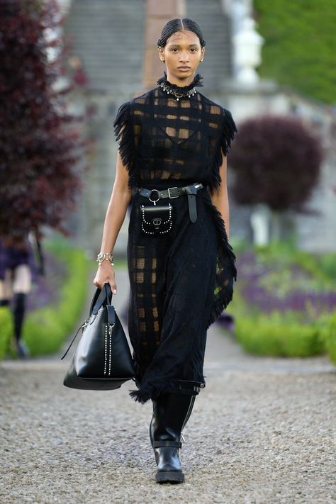 Christian Dior Runway, Dior Cruise, Dior Fashion Show, Dior Dress, Dramatic Style, Dior Couture, Looks Black, A Dress, All About Fashion