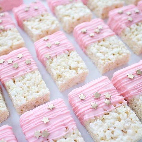 Pink and gold star Rice Krispie treats. By https://www.instagram.com/freshbakes/ Twinkle Twinkle Little Star Gender Party, Twinkle Twinkle Baby Shower, Baby Shower Sweets, Baby Shower Dessert Table, Baby Shower Treats, Shower Desserts, Moon Baby Shower, Baby Shower Desserts, Simple Baby Shower