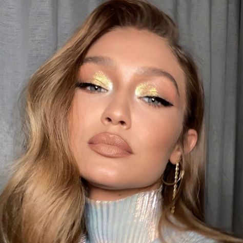 The best spring 2023 makeup trends from fashion week | Glamour UK Gigi Hadid Makeup, Christmas Party Makeup, Silvester Make Up, Classic Makeup Looks, Xmas Makeup, Summer Eyeshadow, Golden Eye Makeup, Golden Makeup, Makeup Looks For Green Eyes