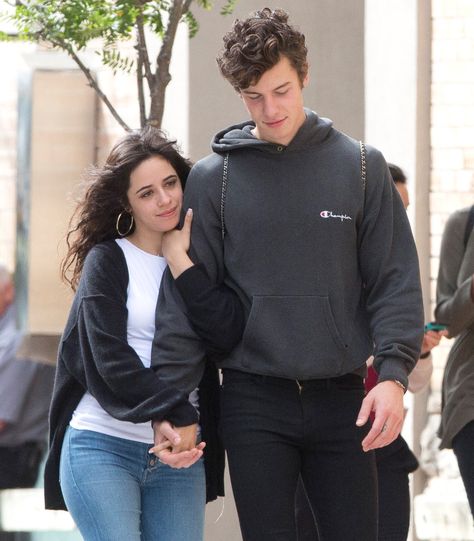 Shawn Mendes and Camila Cabello Cuddle Close During a Walk in His Toronto Hometown Divorce Parents, Camila Cabello Hair, Shawn Mendes And Camila Cabello, Shawn Mendes Wallpaper, Grace Kelly, Best Couple, Shawn Mendes, Celebrity Couples, A Walk