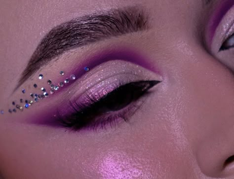 Dark Purple Quince Makeup, Make Up Morado, Dark Purple Makeup Looks, Makeup Morado, Purple Glitter Makeup, Rapunzel Makeup, Sweet 16 Makeup, Purple Makeup Looks, Maquillage Yeux Cut Crease