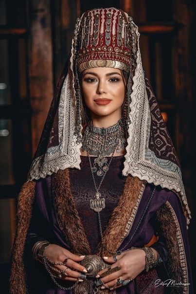 Armenian Clothing, Armenian Culture, Long Red Dress, National Dress, Folk Costume, World Cultures, Traditional Dress, 인물 사진, Traditional Clothing