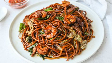 KL Hokkien Mee (Malaysian Noodles) Malaysian Noodles, Thai Drunken Noodles, Pork Belly Slices, Choy Sum, Book Food, Drunken Noodles, Garlic Green Beans, Jumbo Shrimp, Chinese Cabbage