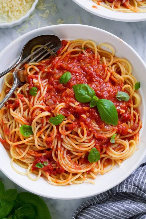 BEST Homemade Marinara Sauce! It's so easy to make and it's so much better than the bottled stuff! And you'll love the hint of butter. Serve over spaghetti or tortellini for a simple, tasty dinner. #marinara #sauce #spaghetti #tomatosauce #italianrecipe #dinner #lunch Garden Canning, Spaghetti Marinara, Italian Gravy, Best Marinara Sauce, Pasta Vegetarian, Homemade Marinara Sauce, Sauce Spaghetti, Marinara Sauce Recipe, Marinara Sauce Homemade