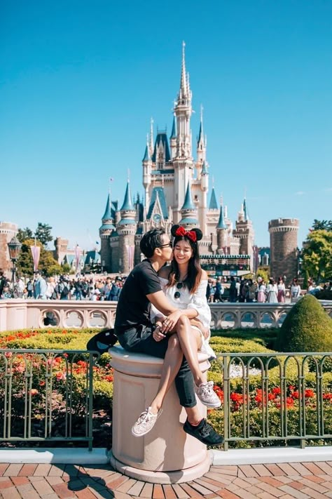 Disneyland Couples Outfits, Disneyland Couples Pictures, Japan Shibuya, Wear To Disney World, Disney Poses, Tokyo Harajuku, Disneyland Photography, What To Wear To Disney, Tokyo Photos