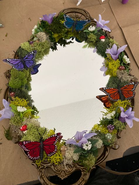 Earthy Mirror Ideas, Cottage Core Mirror Diy, Cottagecore Party Decor Ideas, Cottagecore Bedroom Diy, Cottagecore Girls Bedroom, Fairycore Crafts Diy, Fairycore Furniture, Fairycore Party Decor, Diy Fairy Party Decorations