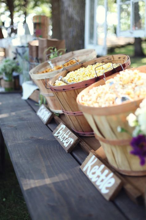 Offer guests a yummy snack with a popcorn bar. | 31 Fall Wedding Ideas You'll Want To Try Immediately Autumn Wedding Food, Deco Buffet, Laid Back Wedding, Reception Food, Bbq Wedding, Popcorn Bar, Wedding Buffet, Picnic Wedding, Festa Party