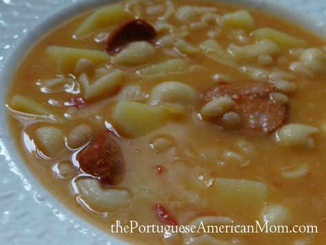 Portuguese Bean Soup (Molho de Feijão) Portuguese Bean Soup, Portuguese Soup, Portugal Food, Portuguese Cuisine, Brazilian Food, Portuguese Recipes, Feeding A Crowd, Bean Soup, International Recipes