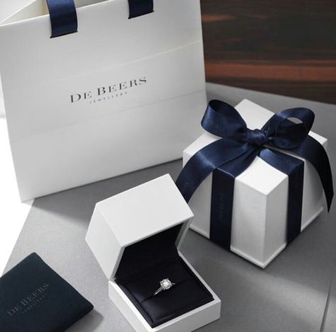 De Beers diamonds ~ Instagram Jewelry Packaging Design, Jewelry Packaging Box, Accessoires Iphone, Trendy Jewerly, Jewelry Logo, Packing Jewelry, Box Packaging Design, Luxury Packaging, Creative Packaging