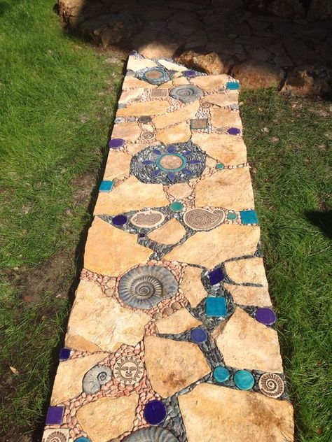 Mosaic Walkway, Moderne Have, Architecture Villa, Gardening Aesthetic, Mosaic Garden Art, Aesthetic Garden, Village Photography, Garden Walkway, Stone Pathway