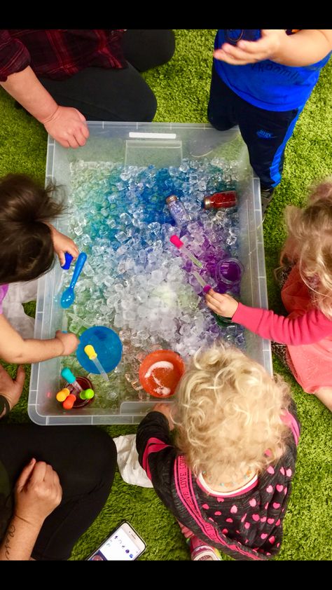 Color Sensory Activities, Water Eyfs, Ice Sensory Play, Water Sensory Play, Sensory Water Play, Sensory Water, Ice Play, Daycare Activities, Aktivitas Montessori