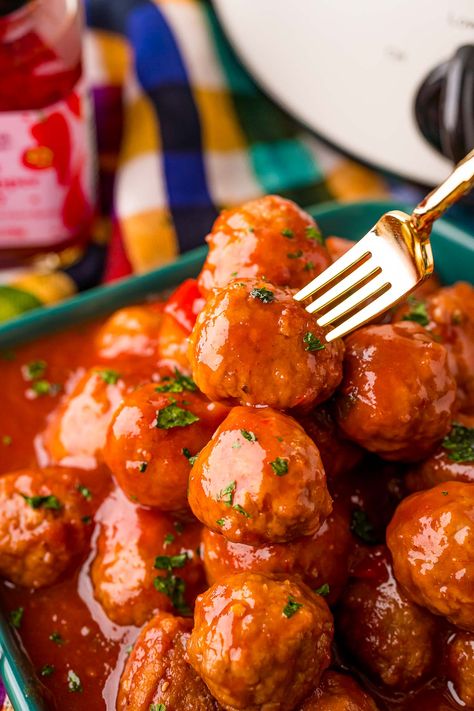 Pepper Jelly Meatballs, Jelly Meatball Recipe, Meatball Appetizer Recipe, Pepper Jelly Recipes, Jelly Meatballs, Red Pepper Jelly, Cocktail Meatballs, Hot Pepper Jelly, Glazed Meatballs