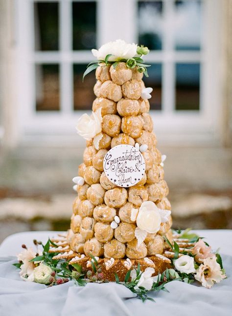 French Wedding Cakes, Rustic Tableware, Flower Desserts, Profiterole, Elegant Wedding Themes, Wedding Cake Alternatives, Croquembouche, Small Wedding Cakes, Traditional Wedding Cake