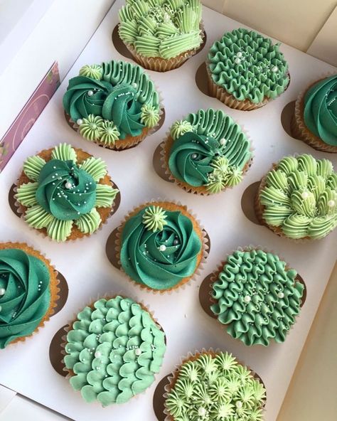 Ennah's Cakes on Instagram: “soft green and pale teal.. perfect combo in the most popular mixed style designs💚 - - - - #cake #cakesofinstagram #cakeinspo…” Cupcakes Decoration Easy, Color Cupcakes, Cupcake Inspiration, Green Cupcakes, Cupcakes Decorados, Cupcakes Decoration, Green Color, Cupcake Cakes, Green Colors