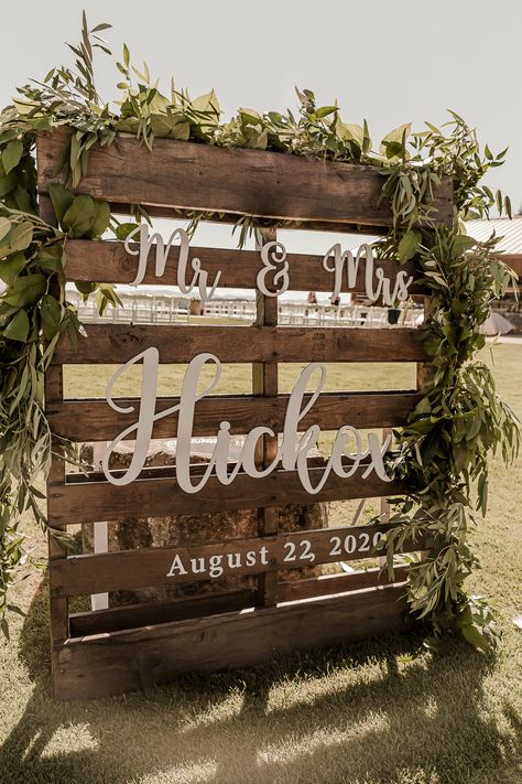 Rustic Wedding Pallet Ideas, Farm Inspired Wedding, Rustic Outside Wedding Decor, Pallet Decor For Wedding, Shutters Wedding Decor, Country Western Wedding Table Decor, Western Weddings Wedding Ceremony Decor, Country Style Wedding Ideas Rustic Backyard, Farm Wedding Alter