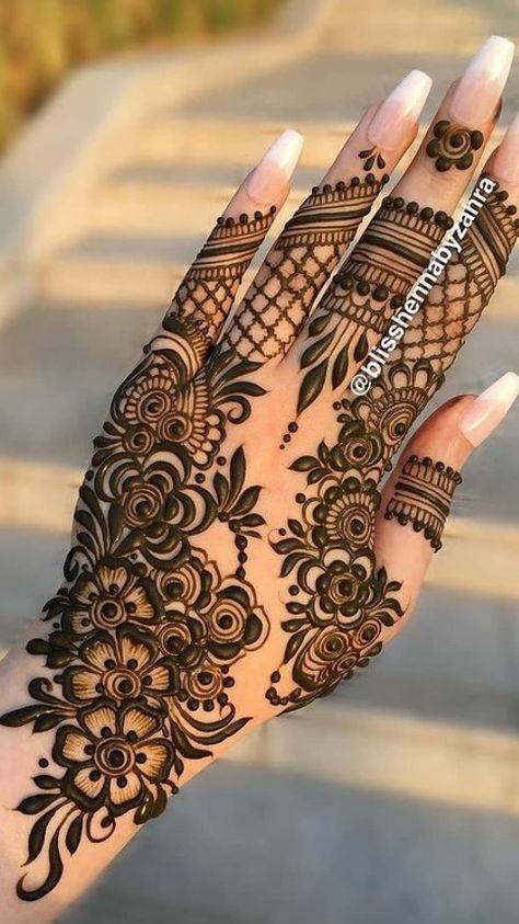 Indian Henna Designs, Henne Tattoo, Cute Henna Designs, Khafif Mehndi Design, Floral Henna Designs, Finger Henna Designs, Eid Mehndi Designs, Henna Tattoo Designs Hand, Modern Henna Designs