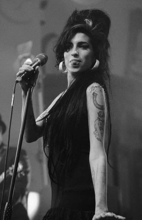 Black And White Amy Winehouse, Amy Winehouse Aesthetic Wallpaper, Amy Winehouse Wallpaper, Amy Winehouse Aesthetic, Amy Winehouse Tattoo, Amy Winehouse Black, Amy Wine, Amy W, Amy Winehouse Style