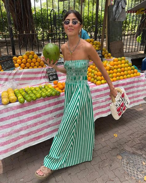 Vicky Montanari (@vicmontanari) • Instagram photos and videos Mini Robes, Off Shoulder Fashion, Stil Inspiration, Mode Ootd, Backless Maxi Dresses, Strapless Maxi Dress, Pleated Maxi Dress, Pleated Maxi, Tube Dress