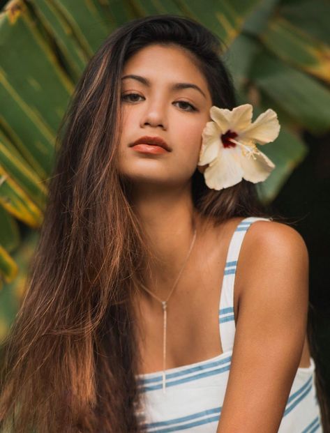 Google image Hawaiian Woman, Shave Ice, Foto Gif, Lilo Stitch, Female Portraits, Hot Day, Waiting In Line, Island Girl, Phone Call