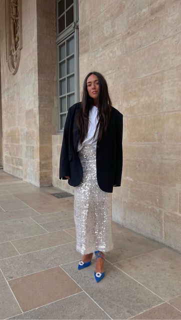 Sequin Winter Outfit, Sequinned Skirt Outfit, Sequin Skirt Outfit Parties Night Out, Sequin Long Skirt Outfit, Silver Skirt Street Style, Styling Sequin Skirt, Silver Maxi Skirt, Maxi Sequin Skirt Outfit, Silver Midi Skirt Outfit