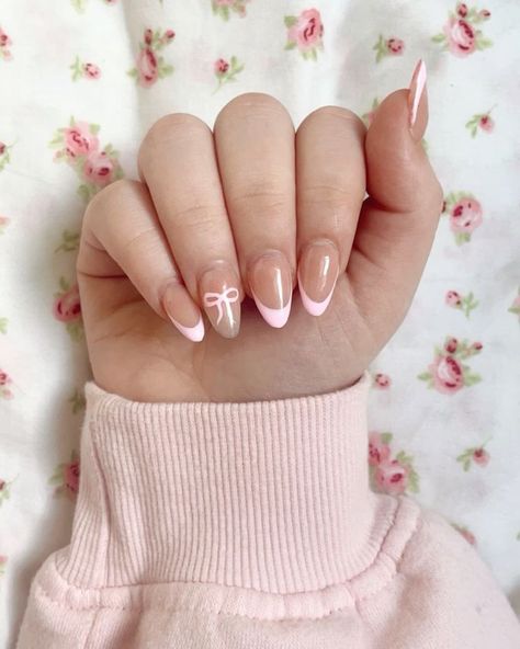 Coquette Nails Bow, Couqutte Nails Bow, Pink And White Bow Nails, White Nails With Pink Bow, Baby Pink Nails With Bow, Pink Bows Nails, Nails Acrylic Bow, Pink French Tip With Bow, Nail Inspo For Back To School