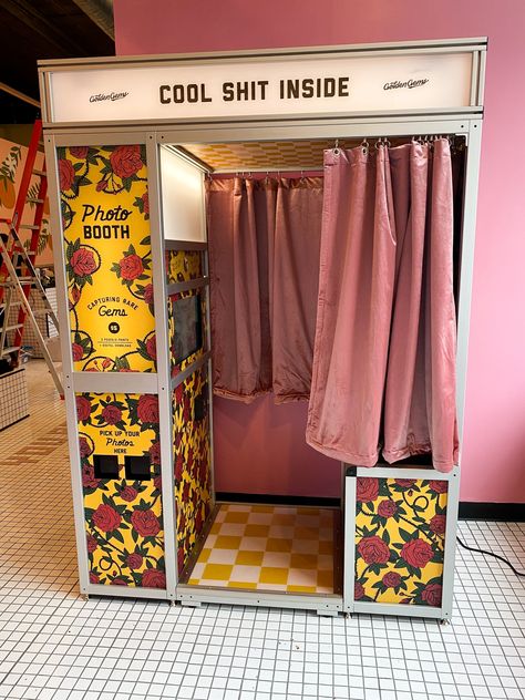 Pink Retro Wallpaper, Photo Booth Machine, Creative Booths, Photo Booth Design, Cardboard Cat House, Craft Market Display, Bookstore Cafe, Vintage Photo Booths, Air Photo