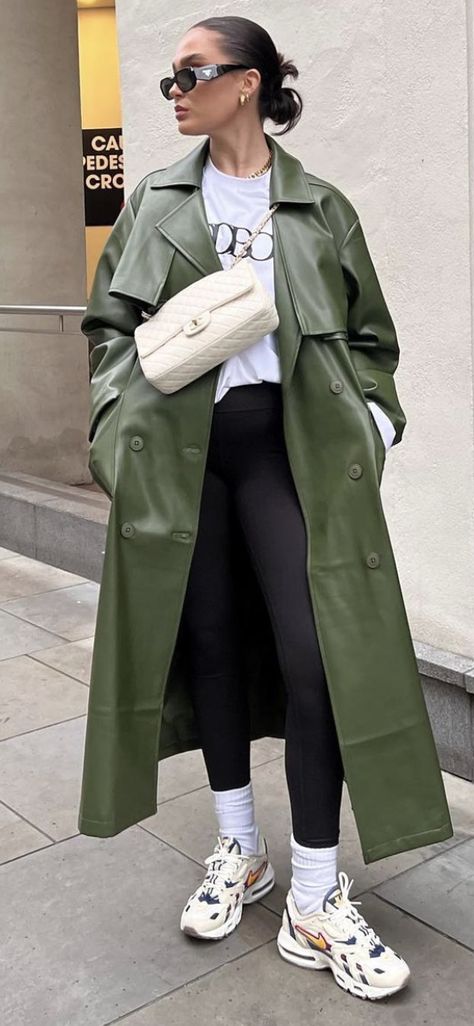 Olive Green Autumn Outfit, Leather Trench Outfit Street Styles, Colored Trench Coat Outfit, Leather Green Jacket Outfit, Olive Green Long Coat Outfit, Green Leather Coat Outfit, Green Leather Trench Coat Outfit, Green Leather Trench Coat, Dark Green Trench Coat Outfit