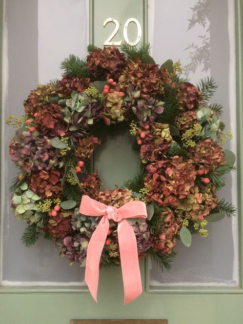 Christmas Wreath With Hydrangea, Hydrangea Christmas Wreath, Hydrangea Christmas, Hydrangea Garland, Hypericum Berries, Dried Hydrangeas, Flower Bouquet Diy, Dried Flower Wreaths, Christmas Idea