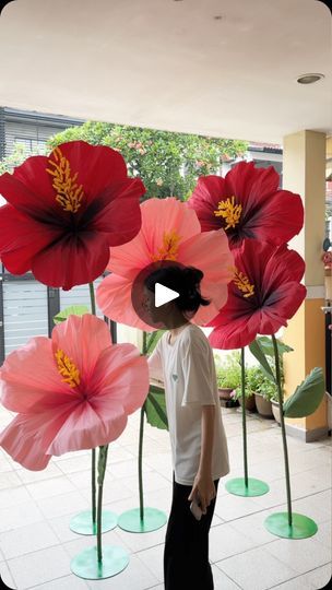 Iris Tutorial, Paper Iris, Giant Paper Flower Tutorial, Alter Flowers, Big Paper Flowers, Giant Flowers Diy, Giant Paper Flowers Diy, National Flower, Flower Arrangements Simple