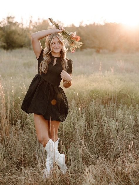 Cowgirl Boots Dress, Western Senior Pictures Outfit, Cowgirl Senior Pictures, Pretty Senior Pictures, Fall Senior Photos, Spring Senior Pictures, Cowgirl Photoshoot, Cute Senior Pictures, Senior Photoshoot Poses