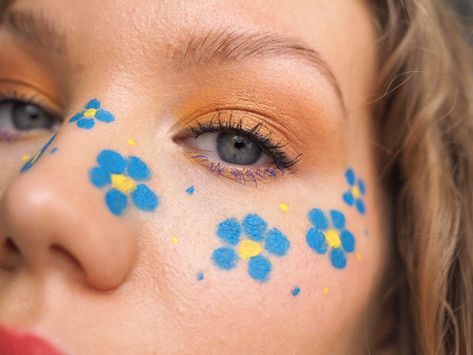 Blue flower freckles makeup - see the full look on Charlotta Eve #flowerfreckles #flowermakeup #blueflowerfreckles #beautyblog Flower Freckles, Face Painting Flowers, Easy Face Painting Designs, Eye Face Painting, Festival Face Paint, Yellow And Coral, Freckles Makeup, Coral Colors, Drag Make-up