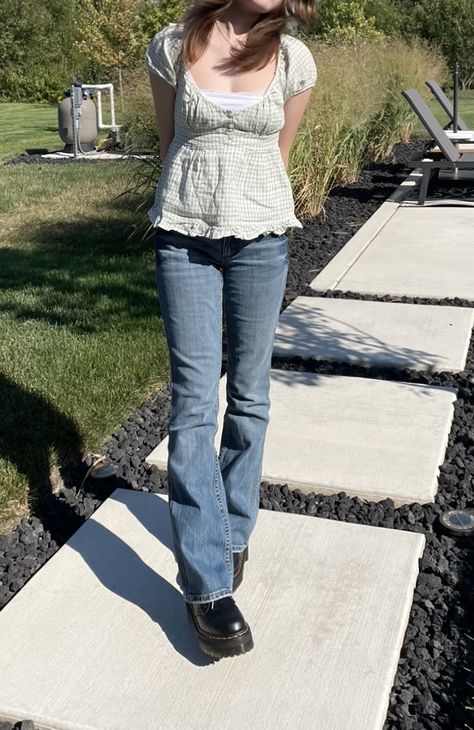 Flare Jeans Outfit Vintage, Docs With Jeans Outfit, Spring Outfits With Flare Jeans, Spring Outfits Flare Jeans, Outfit Ideas Green Shirt, Cool Spring Outfits 2023, Doc Martens With Flare Jeans, Coquette Doc Martens Outfit, Spring Outfit Ideas For School