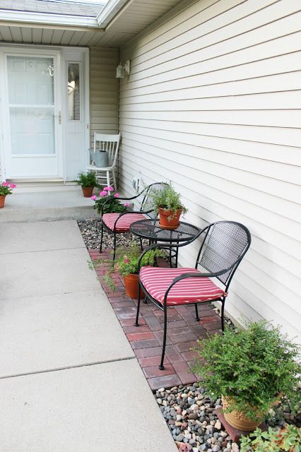 Happy At Home: tutorial How to Lay a Brick Patio.  Great idea for small seating area when you don't have a front porch. Small Brick Patio, Front Yard Patio, Backyard Seating Area, Outdoor Sitting Area, Small Front Yard, Backyard Seating, Small Front Porches, Front Patio, Brick Patios