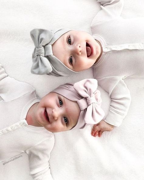 Twin Baby Photography, Twin Baby Photos, طفلة حديثة الولادة, Twin Baby Girls, Baby Fotografie, Baby Mode, Baby Girl Clothes Winter, Cute Twins