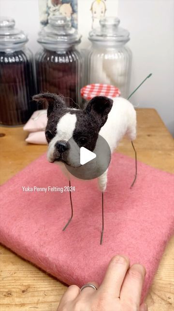 Yuka Penny Felting on Instagram: "In this video, I am working on the leg armature. I use a slightly different method for sitting or laying down posed sculpture. Maybe I will share another time.  #needlefelting  #needlefelteddog #customdog #bostonterrierlove #羊毛フェルト犬" How To Felt Animals, Needle Felted Dog Tutorial How To Make, Felted Dog Tutorial, Felting Projects For Beginners, Needle Felting Ideas, Art Felting, Needle Felting Tutorial, Needle Felted Dog, Needle Felting Tutorials