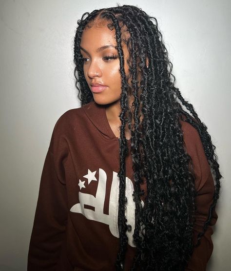 Butterfly Locs with Messy Texture Butterfly Locks With Curls, School Morning, Butterfly Locs, Front Braids, Faux Locs Hairstyles, Cute Box Braids Hairstyles, Protective Hairstyles Braids, Pretty Braided Hairstyles, Afro Hair