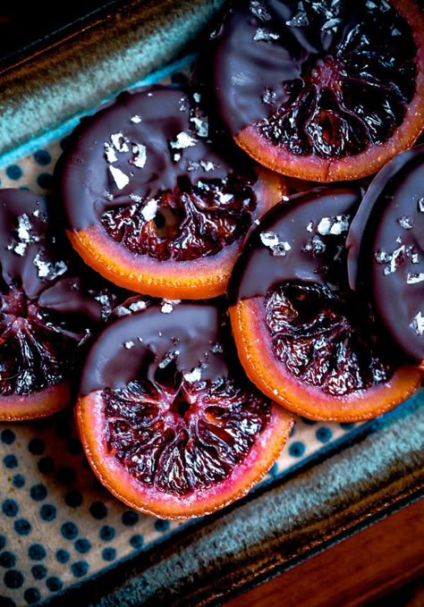 Blood Orange Recipes, Candied Orange Slices, Dessert Aux Fruits, Orange Recipes, Chocolate Frosting, Chocolate Dipped, Orange Slices, Blood Orange, Sweets Treats