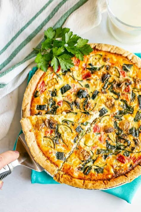 This colorful veggie quiche is loaded with a variety of veggies and cheese and baked until set in a pie crust for a delicious and easy breakfast or brunch quiche. Veggie Quiche Recipes, Vegetable Quiche Recipes, Vegetarian Quiche Recipes, Brunch Quiche, Vegetarian Quiche, Veggie Quiche, Easy Breakfasts, Vegetable Quiche, Breakfast Quiche Recipes