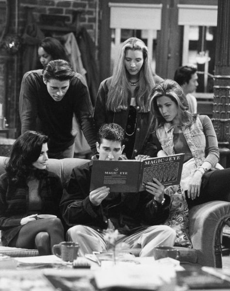 Still of Jennifer Aniston, Courteney Cox, Lisa Kudrow, Matt LeBlanc and David Schwimmer in Friends (1994) Friends Aesthetic Tv Show, Aesthetic Tv, Friends 1994, Photowall Ideas, Walking With Dinosaurs, Friends Scenes, Friends Episodes, Matt Leblanc, Black And White Photo Wall