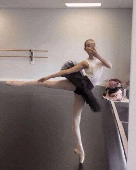 Ballet Selfie Mirror, Ballet Mirror Selfie, Ballet Selfie, Ballet Mirror, Ballet Instagram, Ballet Studio, Ballet Pictures, Ballet Inspiration, Inspo Pics