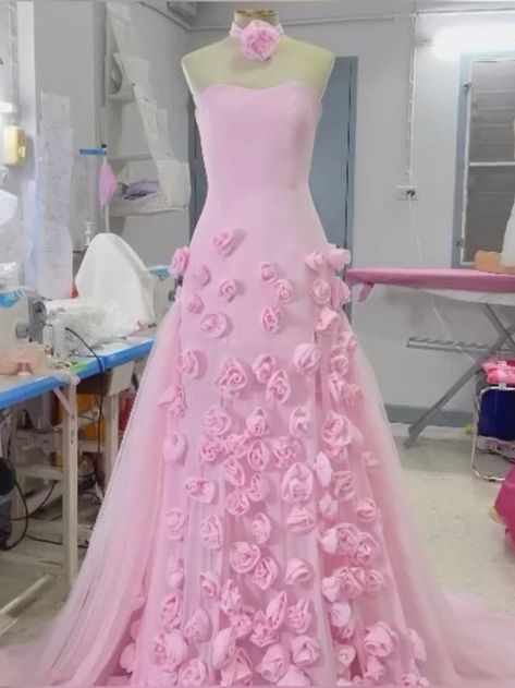 Birthday Dress Designs, Flowers Prom Dress, Event Clothes, فستان زهري, Party Dress Pink, Lavender Prom Dresses, Flower Prom Dress, Prom Dress Trends, Sleeveless Party Dress