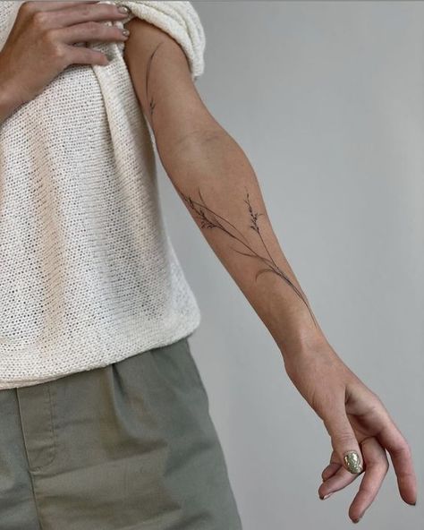 Minimalist tattoos are the new black. Seriously, though: they’re everywhere. And while they may not be everyone’s cup of tea, it’s hard to deny that they’re pretty cool. We can’t get enough of the clean, simple designs that make a statement without being too loud and the way tattoo artists use as few lines and colors as possible to create a delicate image or message. The resulting design is simple yet striking, and because of this, they tend to be quite affordable. In other words, they’re the pe Delicate Tattoo Sleeve Women, Arm Line Tattoo, Fine Line Tattoo Arm, Aesthetic Tats, Wheat Art, Line Tattoo Arm, Wheat Tattoo, Spine Tats, Tattoo 2024