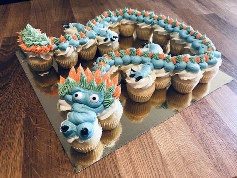 Dragon Bday Cake, Dragon Bday Party Ideas, Cute Dragon Birthday Party, Diy Dragon Cake Easy, Dragon Themed Cupcakes, Dragon Themed Birthday Cake, Dragon Themed Desserts, Dragon Themed Cake, Raya And The Last Dragon Cupcakes