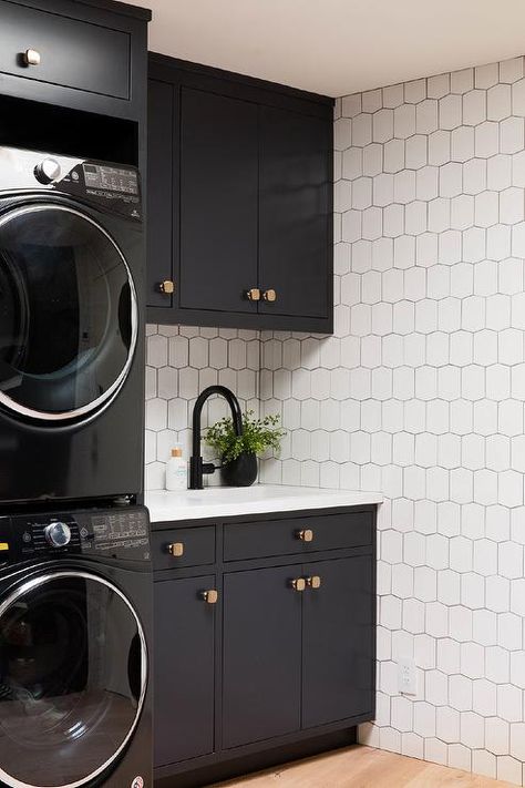 Black And White Utility Room Ideas, Black And Gold Laundry Room Ideas, Black White Gold Laundry Room, Sleek Laundry Room, Black Cabinet Laundry Room, Black And Gold Laundry Room, Black Cabinets Laundry Room, Laundry Room Black Cabinets, Black Laundry Room Cabinets