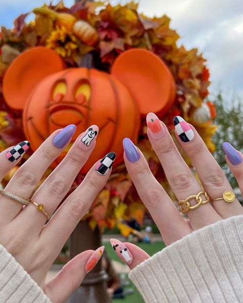 Disney Themed Nails, Disney Halloween Nails, Alice In Wonderland Nails, Pumpkin Nail Designs, Disney Christmas Nails, Mouse Nails, Disney Nail Designs, Minnie Mouse Nails, Disney Acrylic Nails