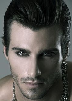 men with smokey eyes Guy Liner, Justin Clynes, Justin Thomas, Male Makeup, Male Eyes, Smokey Eyes, Male Face, Good Looking Men, Male Beauty